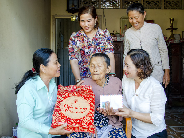 Cán bộ, hội viên Hội LHPN phường 12, TP. Vũng Tàu thăm hỏi, động viên và tặng quà bà Võ Thị Ý, mẹ liệt sĩ.