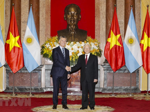 Tổng Bí thư, Chủ tịch nước Nguyễn Phú Trọng và Tổng thống Cộng hòa Argentina Mauricio Macri tại lễ đón.