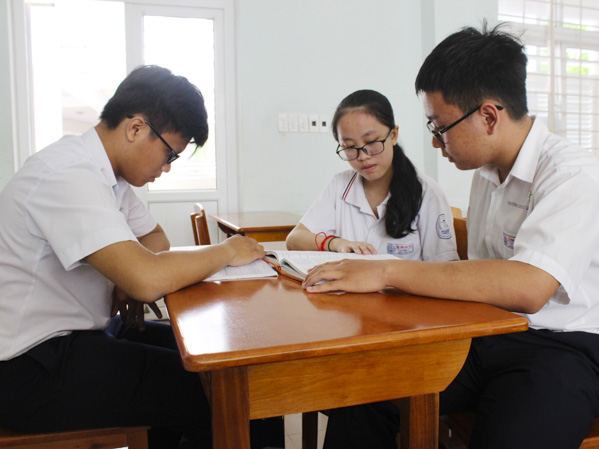 Từ trái qua: Phạm Quang Anh (đội tuyển Vật lý), Ngô Trần Anh Thư và Lê Đình Nam (đội tuyển Toán) là 3 HS được chọn để tham dự vòng thi chọn HS giỏi dự thi cấp Quốc tế. 