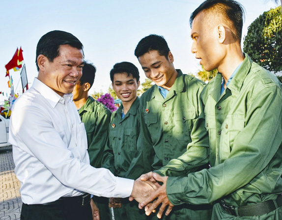 Đồng chí Nguyễn Hồng Lĩnh, Ủy viên Trung ương Đảng, Bí thư Tỉnh ủy, Chủ tịch HĐND tỉnh thăm, động viên thanh niên Bà Rịa chuẩn bị lên đường nhập ngũ. Ảnh: LƯU VINH