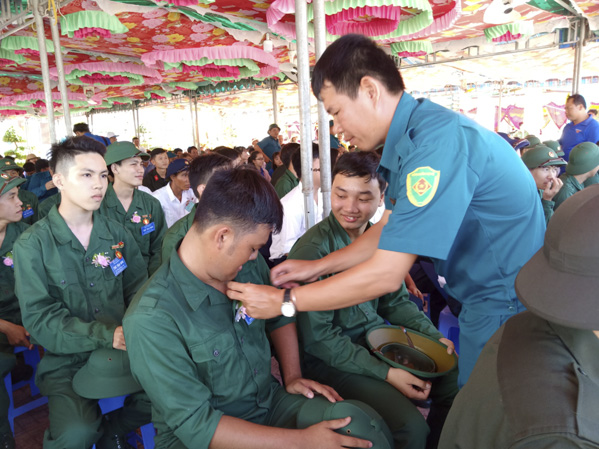 Gắn huy hiệu cho các tân binh tại Hội trại tòng quân huyện Đất Đỏ.