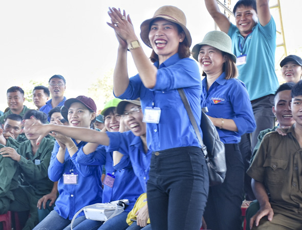 Các trại viên cổ vũ cho người chơi tại Hội trại tòng quân huyện Xuyên Mộc. 