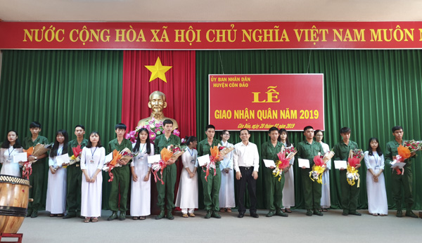 Hội đồng NVQS huyện Côn Đảo tiễn các tân binh về đất liền huấn luyện.