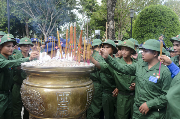 Các tân binh thắp hương tại Công viên tượng đài Võ Thị Sáu.