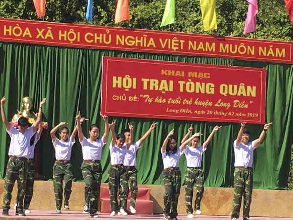 Các tân binh thể hiện bài “Chúng ta là chiến sĩ” tại Hội trại tòng quân  huyện Long Điền.