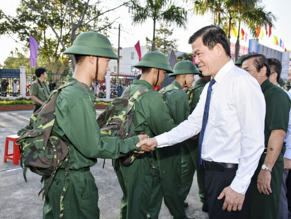 Đồng chí Nguyễn Hồng Lĩnh, Ủy viên Trung ương Đảng, Bí thư Tỉnh ủy, Chủ tịch HĐND tỉnh chúc các tân binh hoàn thành nhiệm vụ. Ảnh: LƯU VINH