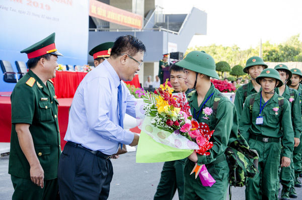 Đồng chí Nguyễn Văn Trình, Chủ tịch UBND tỉnh tặng quà chúc mừng các tân binh nhập ngũ của TX. Phú Mỹ.