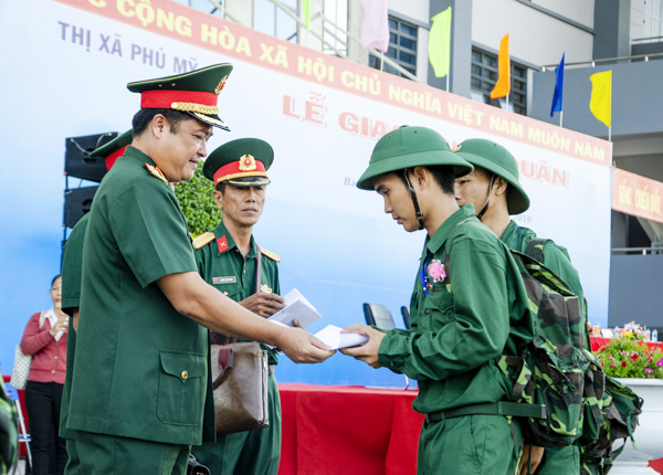 Thiếu tướng Đỗ Văn Bảnh, Chủ nhiệm Chính trị Quân khu 7 tặng quà chúc mừng các tân binh nhập ngũ của TX. Phú Mỹ.