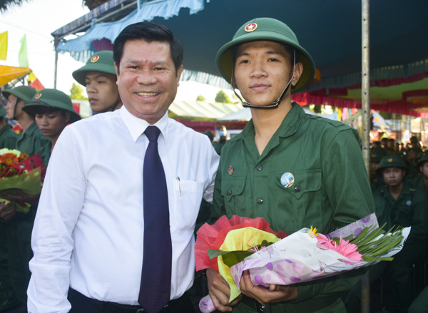 Đồng chí Nguyễn Văn Xinh, Ủy viên Ban Thường vụ Tỉnh ủy, Trưởng Ban Tuyên giáo Tỉnh ủy, Tổng Biên tập Báo Bà Rịa-Vũng Tàu tặng hoa động viên tân binh lên đường nhập ngũ. Ảnh: VĂN ANH