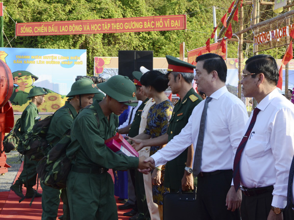 Các đồng chí: Đỗ Văn Bửu, Chủ nhiệm Ủy ban Kiểm tra Tỉnh ủy; Nguyễn Thành Long, Phó Chủ tịch UBND tỉnh động viên tân binh lên đường nhập ngũ.