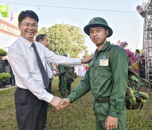 Đồng chí Nguyễn Thanh Tịnh, Phó Chủ tịch UBND tỉnh bắt tay động viên tân binh huyện Xuyên Mộc lên đường nhập ngũ. Ảnh: PHƯƠNG NAM