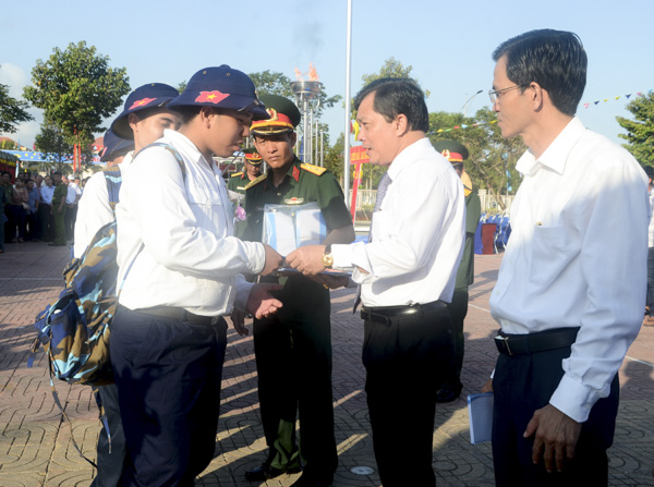 Đồng chí Hồ Văn Lợi, Bí thư Huyện ủy Đất Đỏ động viên và tặng quà các tân binh.