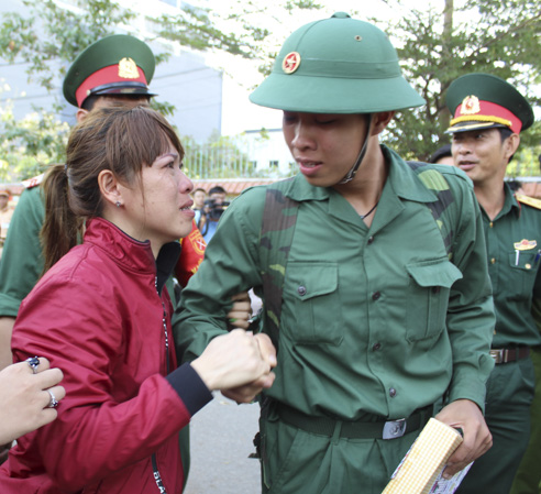 Tân binh TP.Vũng Tàu chia tay người thân trước khi lên đường nhập ngủ. Ảnh: MINH NHÂN  