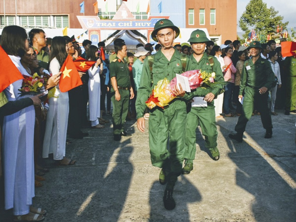 Các tân binh TP. Bà Rịa lên đường nhập ngũ. Ảnh: LƯU VINH