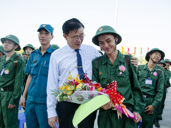 Đồng chí Huỳnh Văn Danh, Bí thư Thị ủy Phú Mỹ, Chủ tịch HĐND thị xã Phú Mỹ động viên chiến sĩ trẻ trước giờ lên đường nhập ngũ.