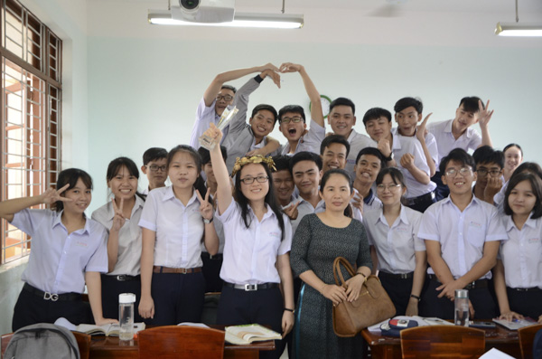 Các bạn học chung lớp chia sẻ niềm vui chiến thắng với Ngô Đặng Thúy Hằng. Ảnh: MINH QUANG