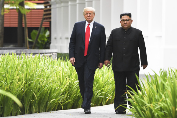 Tổng thống Mỹ Donald Trump (trái) và nhà lãnh đạo Triều Tiên Kim Jong-un tại hội nghị thượng đỉnh lịch sử lần đầu tiên, tại Singapore tháng 6-2018. 