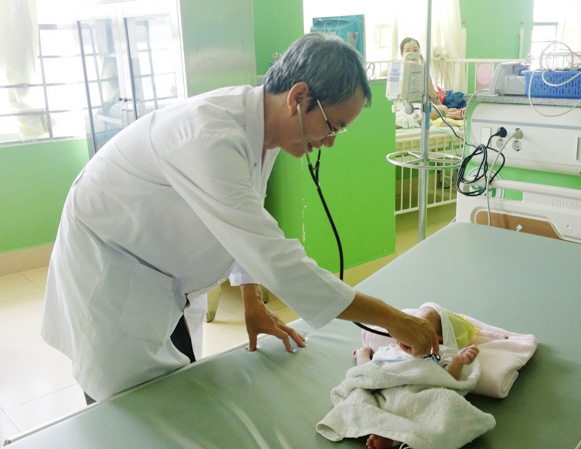 Bệnh sởi thường biến chứng viêm phổi, hoặc biến chứng viêm tai giữa, viêm não tủy…. và có thể dẫn đến tử vong. Trong ảnh: Bác sĩ BV Bà Rịa thăm khám cho một bệnh nhi bị viêm phổi.