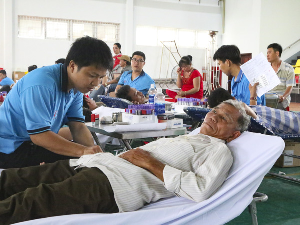 Người dân tham gia hiến máu nhân đạo. Ảnh: TUẤN VŨ