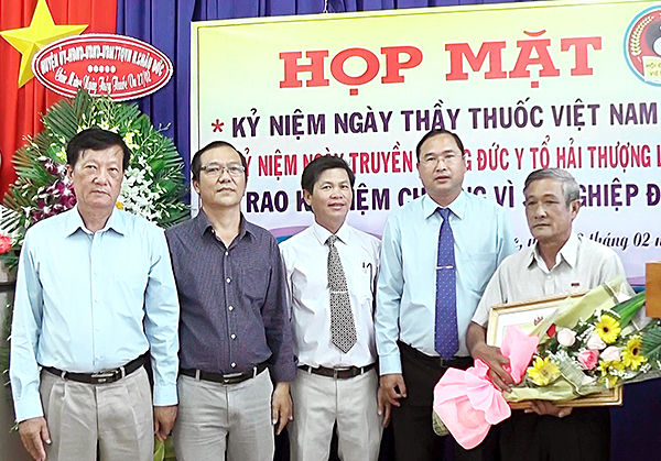 Ông Phạm Văn Hào (bìa phải), Phó bí thư Thường trực Huyện ủy Châu Đức được nhận Kỷ niệm chương Vì sự nghiệp đông y của Trung ương Hội.