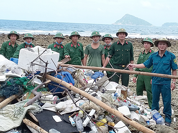 Nhân viên Vườn quốc gia Côn Đảo thu gom rác từ đại dương tấp vào hòn Bảy Cạnh.