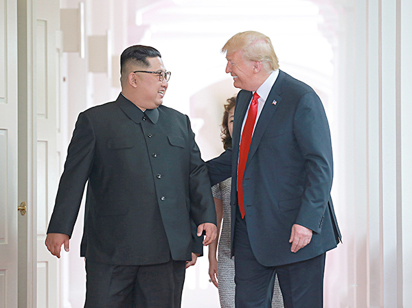 Chủ tịch Triều Tiên Kim Jong-un (trái) trong cuộc gặp thượng đỉnh với Tổng thống Mỹ Donald Trump tại Singapore ngày 12-6-2018.