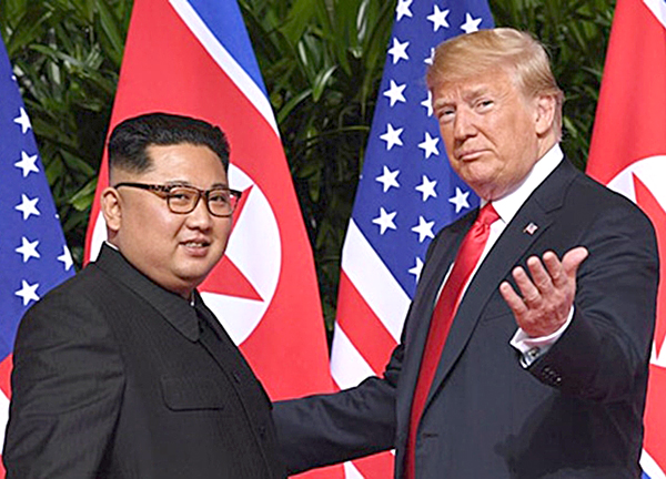 Nhà lãnh đạo Triều Tiên Kim Jong-un và Tổng thống Mỹ Donald Trump đã gặp nhau lần đầu tiên tại Singapore vào tháng 6-2018. Ảnh: Reuters.