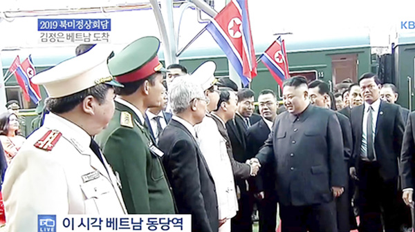 Chủ tịch Kim Jong-un bắt tay với các đại biểu Việt Nam tại ga Đồng Đăng, tỉnh Lạng Sơn. Ảnh: KBS.