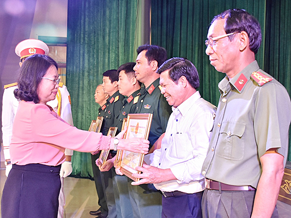 Đồng chí Nguyễn Thị Yến, Phó Bí thư Thường trực Tỉnh ủy, Trưởng Đoàn ĐBQH tỉnh trao Bằng khen cho các cá nhân có thành tích xuất sắc trong cuộc diễn tập 