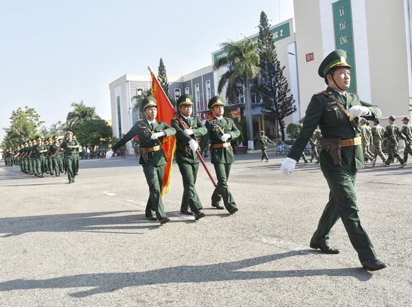 Cán bộ, chiến sĩ Trường Trung cấp Biên phòng 2 duyệt đội hình trong lễ ra quân huấn luyện.