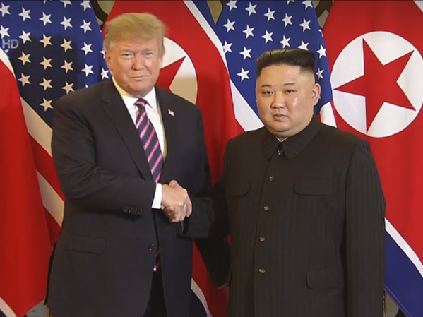 Tổng thống Mỹ Donald Trump và Chủ tịch Triều Tiên Kim Jong-un bắt tay nhau - cái bắt tay lịch sử tại Hà Nội. Ảnh: TTXVN