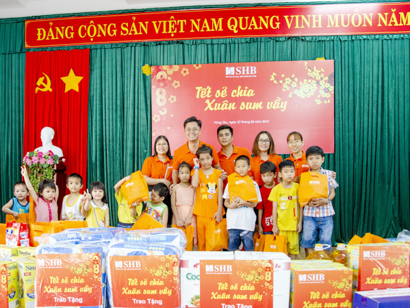 Cán bộ, nhân viên Ngân hàng TMCP Sài Gòn - Hà Nội SHB Chi nhánh Vũng Tàu tặng quà trẻ em mồ côi, khuyết tật.