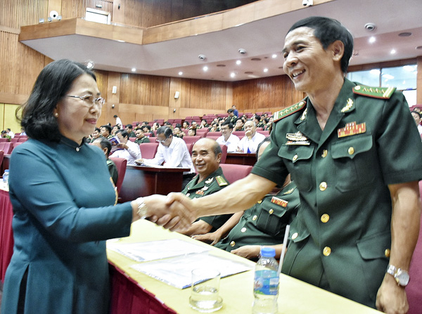 Đồng chí Nguyễn Thị Yến, Phó Bí thư Thường trực Tỉnh ủy, Trưởng Đoàn ĐBQH tỉnh chúc mừng cán bộ Biên phòng nhân kỷ niệm 60 năm Ngày truyền thống lực lượng Bộ đội Biên phòng Việt Nam.