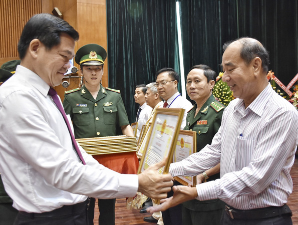 Đồng chí Nguyễn Hồng Lĩnh, Ủy viên Trung ương Đảng, Bí thư Tỉnh ủy, Chủ tịch HĐND tỉnh trao Bằng khen của UBND tỉnh cho các tập thể có thành tích xuất sắc trong đợt thi đua cao điểm chào mừng kỷ niệm 60 năm Ngày truyền thống lực lượng BĐBP và 30 năm Ngày Biên phòng toàn dân.