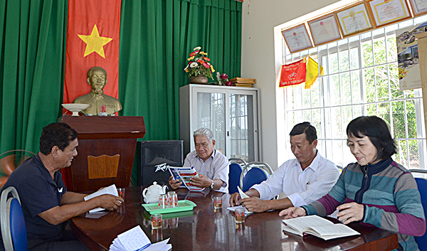 Cán bộ, đảng viên Chi bộ ấp Mỹ Hòa tham khảo tài liệu tại tủ sách do Chi bộ Báo Bà Rịa-Vũng Tàu tặng.