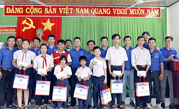 Tuổi trẻ KVT tặng quà động viên học sinh vượt khó của Côn Đảo.