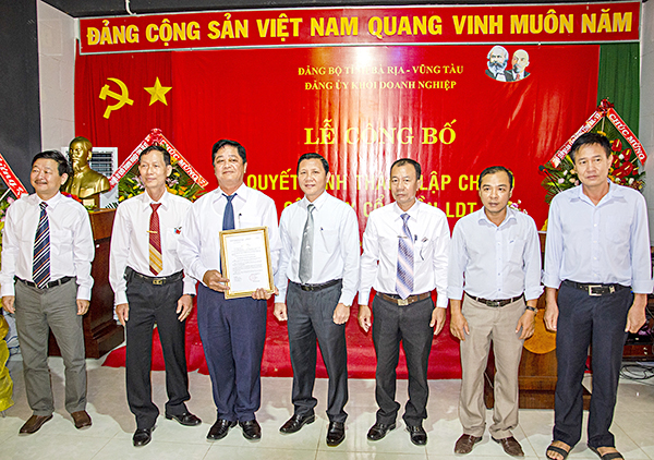 Đồng chí Mai Minh Quang, Bí thư Đảng ủy Khối DN tỉnh (thứ 4 từ phải qua) trao Quyết định thành lập cho Chi bộ cơ sở Công ty CP LDT.