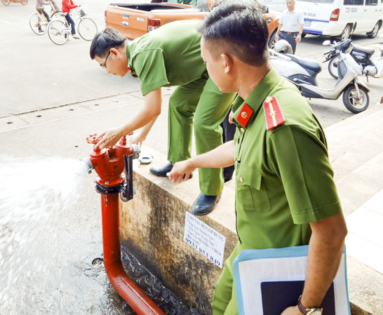 Cảnh sát PCCC tỉnh kiểm tra trụ nước cứu hỏa tại chợ Ngãi Giao  (huyện Châu Đức). Ảnh: TRẦN TRÀ.