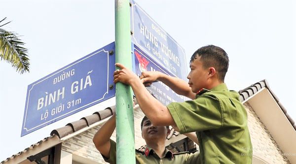 ĐVTN Công an huyện Châu Đức lắp đặt bảng ghi chú tiểu sử danh nhân lịch sử trên tuyến đường Hùng Vương, khu vực TT.Ngãi Giao.