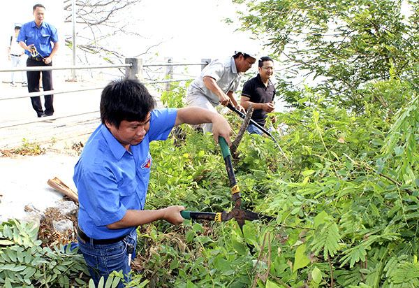 ĐVTN Tổng Công ty Bảo đảm An toàn Hàng hải miền Nam phát quang bụi rậm ở khu vực Hải Đăng Vũng Tàu. Ảnh: MINH NHÂN