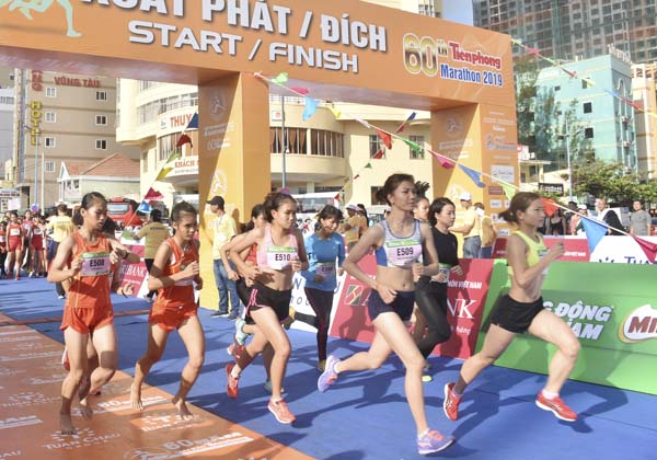 Vận động viên nữ xuất phát chạy 5km. Ảnh: THÀNH HUY