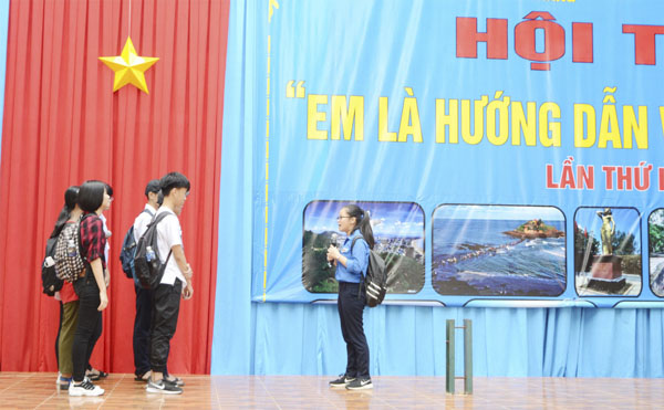 Thí sinh Dương Ngọc Thảo - bìa phải (lớp 82) trong vai HDV du lịch dẫn nhóm khách tham quan Tượng Chúa Kitô trên đỉnh Tao Phùng - TP.Vũng Tàu)
