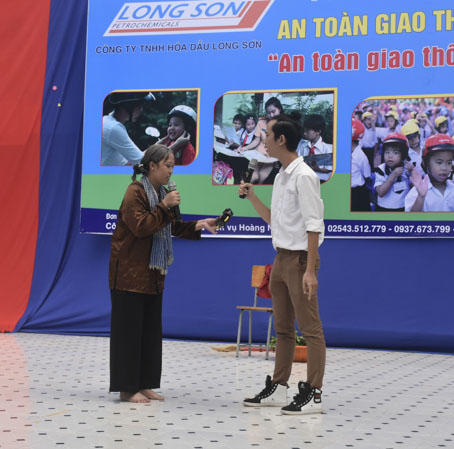 Tiểu phẩm “Bảo đảm an toàn khi tham gia giao thông” tại buổi tuyên truyền.
