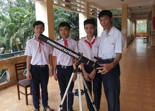 Thầy Phạm Đức Khương và HS Trường THCS Hòa Hiệp với sản phẩm “kính thiên văn thông minh”, đạt giải 3 cuộc thi KHKT cấp tỉnh năm học 2015-2016.