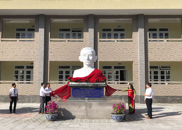 Các đại biểu thực hiện nghi thức khánh thành tượng Tổng Bí thư Lê Hồng Phong.