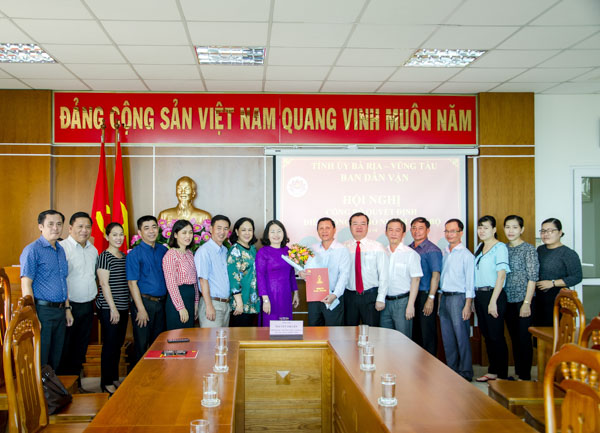 Đồng chí Nguyễn Thị Yến, Phó Bí thư Thường trực Tỉnh ủy, Trưởng Đoàn ĐBQH tỉnh cùng CBCCVC Ban Dân vận Tỉnh ủy tặng hoa chúc mừng đồng chí Mai Minh Quang.