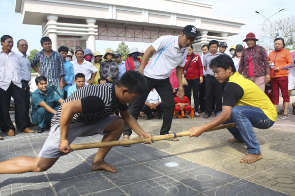 Cơ sở vật chất phục vụ nhu cầu vui chơi, giải trí, thể thao ngày càng được hoàn thiện, tạo điều kiện cho người dân rèn luyện thân thể, tham gia các hoạt động văn hóa, thể thao. Trong ảnh: Người dân tham gia hội thao do huyện Đất Đỏ tổ chức.