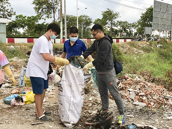 Các bạn trẻ thực hiện thu gom rác trong chương trình “Thử thách dọn rác”.