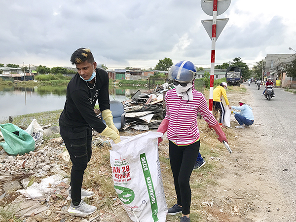 Bạn trẻ người Ấn Độ (bên trái) tham gia chương trình “Thử thách dọn rác”.