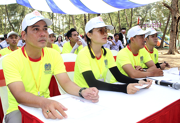 Anh Nguyễn Lý Xuân Minh, Bí thư Đoàn trường, Chủ tịch Hội SV Trường ĐH Bà Rịa – Vũng Tàu và các địa biểu tham dự lễ khai mạc.